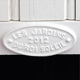  Jeden Kubus kennzeichnet das Signet von &bdquo;Les Jardins du Roi Soleil&ldquo; sowie das Herstellungsjahr.