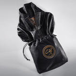  Diese edle Lederjacke passt in ein kleines Leders&auml;ckchen (wird mitgeliefert), das Sie problemlos in Ihrer Handtasche verstauen k&ouml;nnen.