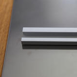  Die Metallschiene auf der R&uuml;ckseite sorgt f&uuml;r eine sichere Aufh&auml;ngung.