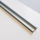  Die Metallschiene auf der R&uuml;ckseite sorgt f&uuml;r eine sichere Aufh&auml;ngung.
