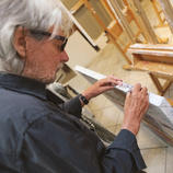  Benno Werth firnisst und signiert jedes der 20 Exemplare von Hand.