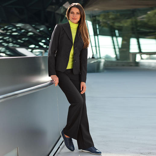Waschbarer EcoWash Schurwoll-Blazer, Schurwoll-Rock oder Schurwollhose Dieser vielseitige Business-Dreiteiler spart viel Gep&auml;ck. Und auch die Reinigung.