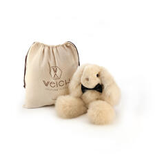 Wahlweise in Champagner oder Goldbraun inkl. Aufbewahrungsbeutel mit Kordelzug erhältlich. Kleines Champagnerfarbener Alpaka-Hase mit schwarzem Fliegenkragen in Verpackung.