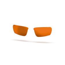 Zwei orange Glasscheiben für die Lichtbrille auf weißem Hintergrund.