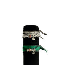 Offwhite und Grün Zwei tibetische Wunsch-Armbänder in Offwhite und Grün