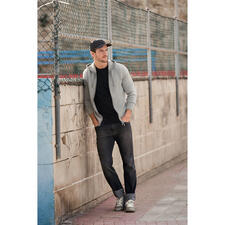 Grey-Denim-Jeans Grey-Denim-Jeans, ein Mann in lässigem Outfit an einer Mauer.