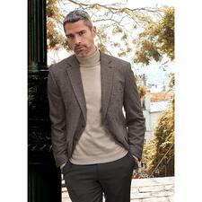 Rolli, Creme Mann in Woll-Seiden-Jersey-Sakko mit beigem Pullover, Herbstszene