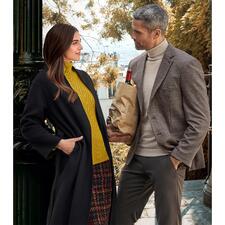 Rolli, Creme Mann und Frau in Herbstkleidung, er trägt Woll-Seiden-Jersey-Sakko