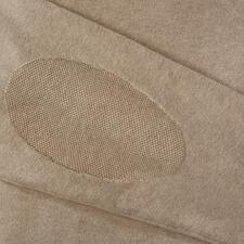 Rolli, Creme Details eines beigen Feinstrick-Rollkragenpullovers mit Ellbogenpatch.