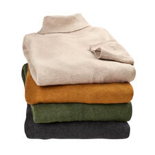 Rolli, Creme, Curry, Grün und Anthrazit Stapel von Feinstrick-Rollkragenpullovern in verschiedenen Farben.