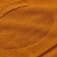 Rolli, Curry Details eines curryfarbenen Feinstrick-Rollkragenpullovers mit Ellbogenpatch.