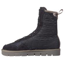 Navy Seitenansicht einer schwarzen Schlupf-Boots mit strukturierter Oberfläche.