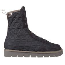 Navy Seitenansicht einer schwarzen Schlupf-Boots, zeigend die Struktur.