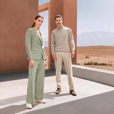 Rolli, Creme Paar von Mitarbeitern im hellen Veloursleder-Anzug im Freien.