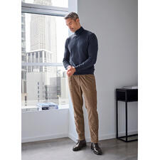 Rolli, Navy Ragman Feinstrick-Rolli in Dunkelblau, stehend am Fenster.