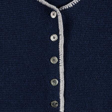 Kaschmir-Janker Naheaufnahme des dunkelblauen Kaschmir-Jankers mit Knöpfen