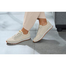 Offwhite Helle Candice Cooper Ultralight-Sneaker an den Füßen eines Models.