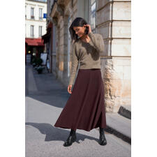 Raccoon-Flausch-Pullover Raccoon-Flausch-Pullover in Braun, getragen von einer Frau in Straßenumgebung.