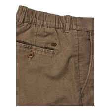Oliv Detailaufnahme der olivfarbenen Winter-Chino mit Gummibund und Knopf.