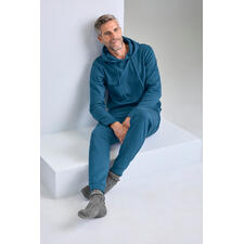 Cashmere Cotton Loungewear-Anzug Mann in azurblauem Cashmere-Cotton-Loungewear-Anzug auf einer Sitzfläche