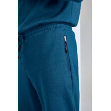 Cashmere Cotton Loungewear-Anzug Nahaufnahme des Bunds eines Cashmere Cotton Loungewear-Anzugs in Blau.