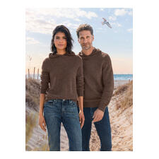 Damen, Braun und Herren, Braun Paar im braunen JH1954 KA-Pique-Hoodie am Strand, mit Jeans bekleidet.