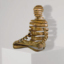 Sukhi Barber – Appearance/Emptiness - Sukhi Barbers berühmtestes Werk. Jetzt als Unikatserie in Bronze. 16 Exemplare. Exklusiv bei Pro-Idee. Maße: 20 x 25 x 15 cm Sukhi Barber – Appearance/Emptiness, goldene Figur in meditierender Pose auf einer Säule.