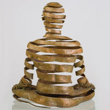 Auch die Rückenansicht weist formvollendete Rundungen auf. Sukhi Barber – Appearance/Emptiness, Rückansicht der goldenen Statue in meditierender Haltung.