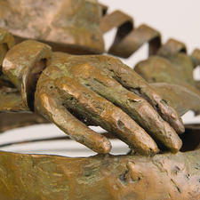 Für die Ausarbeitung der feinen Details benötigt die Künstlerin zwei Tage je Skulptur. Detailaufnahme einer Hand der Statue von Sukhi Barber, die in meditierender Pose dargestellt ist.