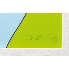 Handsignatur der Künstlerin. Signatur und Nummerierung auf dem Rahmen eines Kunstwerks.