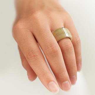 3D-Ring Außergewöhnlich plastisch, unerwartet leicht: Silberschmuck in goldschimmernder Granulatstruktur.