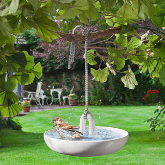 Hängendes Vogelbad Vogelbad und sicher im Baum freihängende Wasserstelle. Edles Design von Eva Solo, Dänemark.