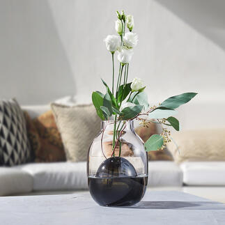 2in1-Vase Zwei Vasen in einer – perfekt für die verschiedensten Sträuße: Zeitlos modernes, bi-color Glasdesign, kunstvoll mundgeblasen – jede Vase ein Unikat.