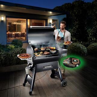 Traeger Pelletgrill Ironwood 885 mit Grillgut, bei Abenddämmerung.
