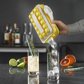 Hand hält Ice-Pop Eiswürfelform, Eiswürfel fließen in ein Glas mit Getränk.