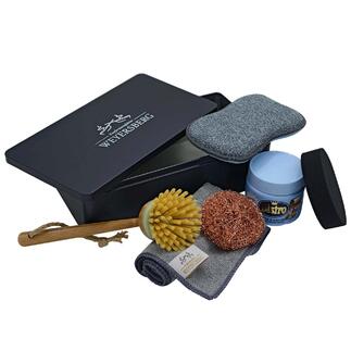 Pflegeset, 6-teilig in schwarzer Box mit Bürste, Schwamm und Pflegemittel.