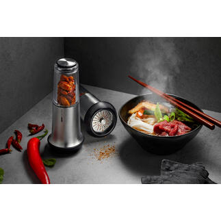 Chili-Schneider X-Plosion® neben einer Schüssel mit dampfendem Essen