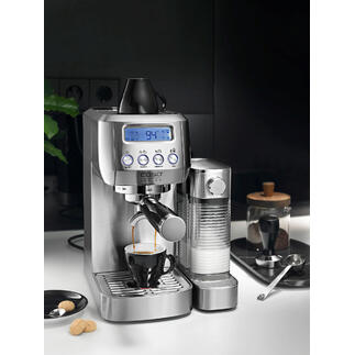 Espresso-Maschine mit digitalem Display und Tasse auf einer Arbeitsfläche.