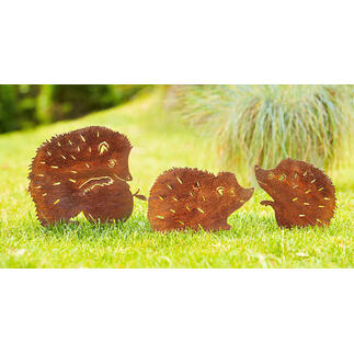 Drei Gartenstecker in Igel-Design, aus Metall, auf einer grünen Wiese.