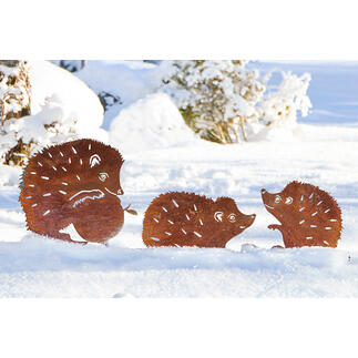 Drei Gartenstecker in Igel-Design, im Schnee, aus Metall.