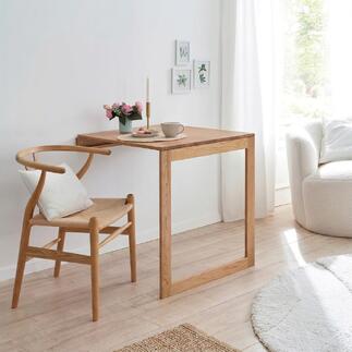 Wand-Klapptisch aus Holz mit Kaffee und Blumen auf der Oberfläche.