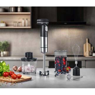 Kabelloses Stabmixer-Set mit Mixer, Rührbesen, und Behälter auf einer Küchentheke.