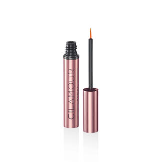 CILAMOUR RAPIDE Wimpernserum in einer Hand.