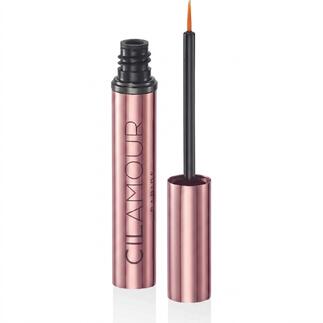 CILAMOUR RAPIDE Wimpernserum in einer Hand.