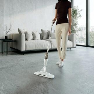 3-in-1 Spray-Mopp wird von Frau genutzt, der Boden ist leer