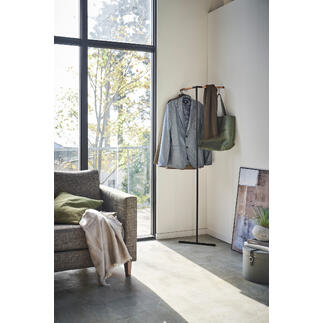 Eckgarderobe mit Jacken in einem modernen Raum