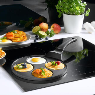 Pancake Muldenpfanne mit verschiedenen Pancakes und Eiern