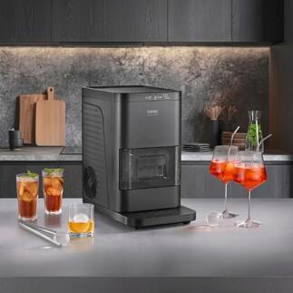 Eiskugelbereiter mit Cocktails und Gläsern auf einem Tisch.