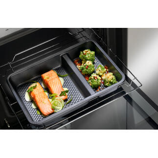 Zwei-geteilte Ofenform mit Lachs und Gemüse im Backofen