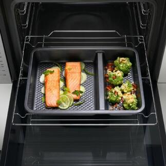 Zwei-geteilte Ofenform mit Lachs und Gemüse im Backofen
